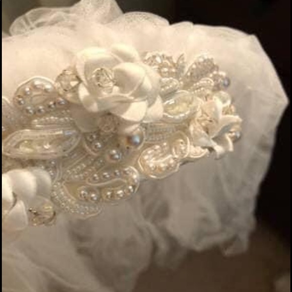 Wedding gown - Picture 10 of 11